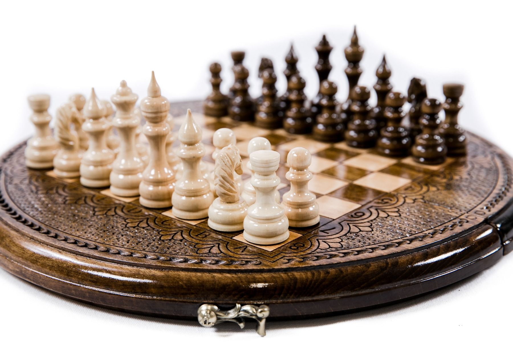 Dive into a new dimension of chess with a circular wooden board, handcrafted for strategic depth and visual elegance.