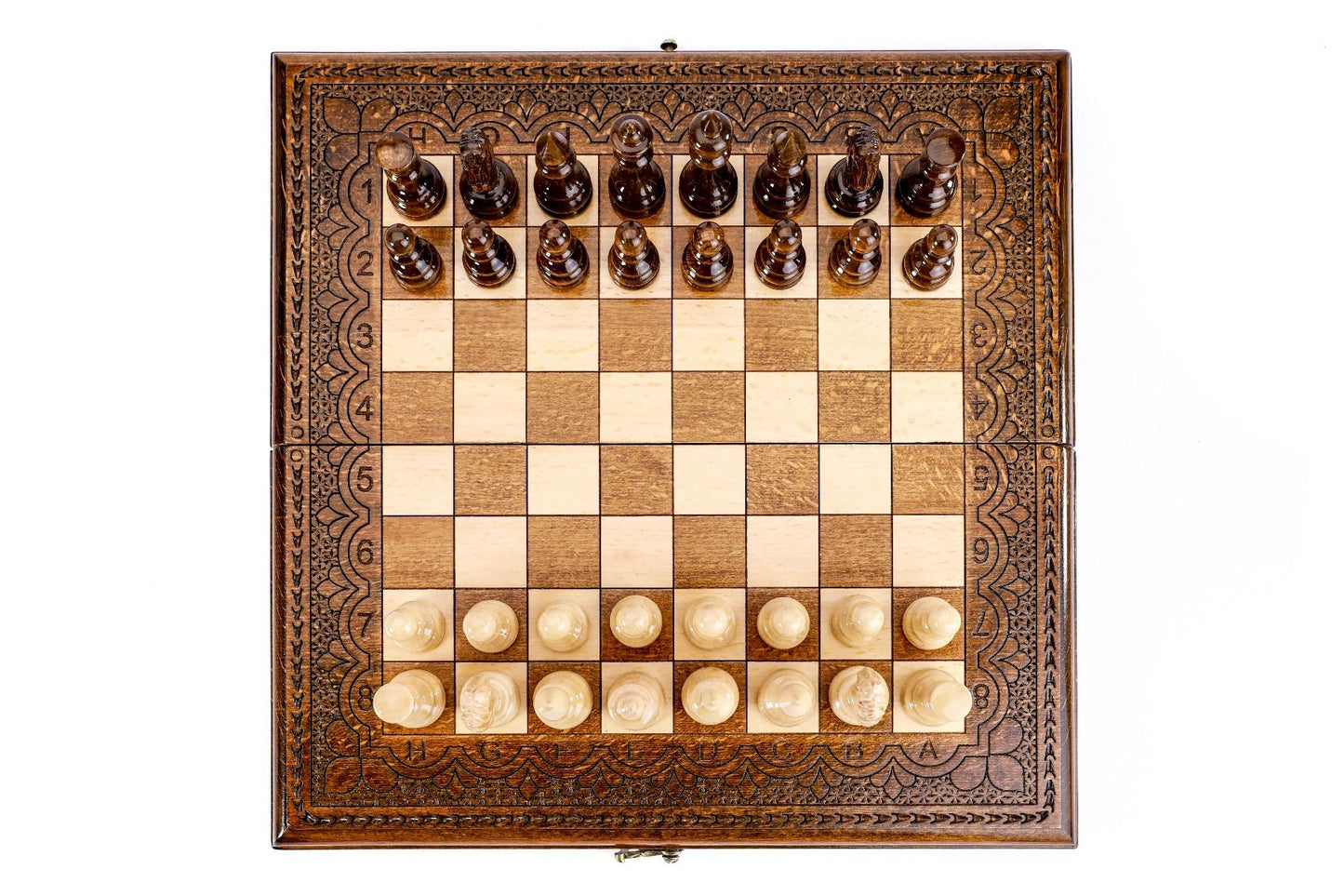 Discover the beauty of chess with a set that stands out for its unique craftsmanship and handcrafted details, making every match a visual delight.