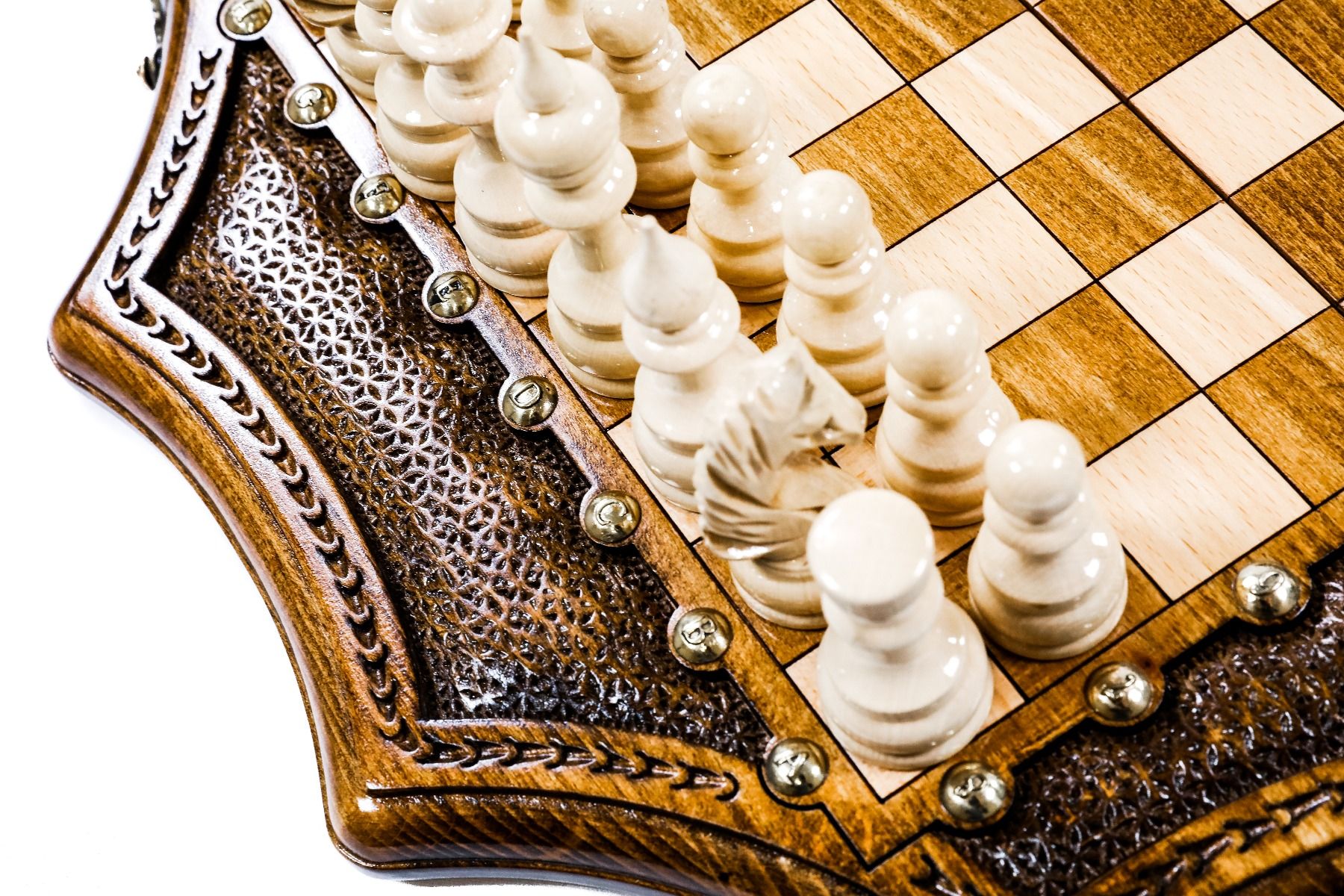 Discover the beauty of chess with a set that stands out for its handcrafted details and innovative star-shaped design, making every match a visual delight.
